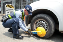 Secretaría de Movilidad comienza pedagogía con cepos para inmovilización de vehículos mal estacionados