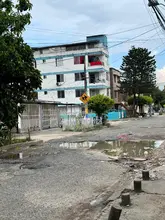 Promesa cumplida: alcaldía de Alejandro Eder pavimenta vía en el barrio El Jardín que tenía peligrosos huecos