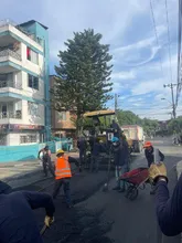 Promesa cumplida: alcaldía de Alejandro Eder pavimenta vía en el barrio El Jardín que tenía peligrosos huecos
