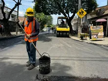 Promesa cumplida: alcaldía de Alejandro Eder pavimenta vía en el barrio El Jardín que tenía peligrosos huecos