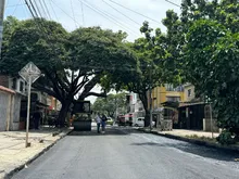 Promesa cumplida: alcaldía de Alejandro Eder pavimenta vía en el barrio El Jardín que tenía peligrosos huecos