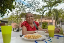 Más Amor en las Manos: un ejemplo de solidaridad y emprendimiento en la Comuna 21