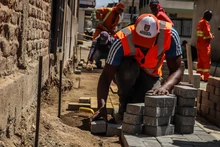 Con experiencia y entrega, los operarios de Infraestructura transforman las vías de Cali