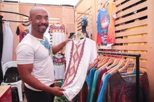 Octopus, moda con conciencia ambiental: el ingenio chocoano que transforma botellas de plástico en prendas con sabor a Pacífico en el Festival Petronio Álvarez