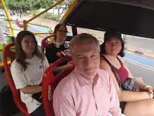 Petronio también viaja en el bus turístico