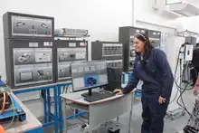 Cali, pionera en educación sostenible: lanzan el Primer Laboratorio de Autos Eléctricos en la Institución Educativa Oficial Antonio José Camacho