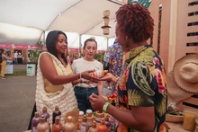 Los saberes ancestrales del Pacífico para el cuidado del cabello afro, presente en el Petronio Álvarez