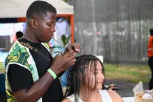 La historia de los únicos hombres peinadores que participan en el Festival Petronio Álvarez