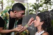 La historia de los únicos hombres peinadores que participan en el Festival Petronio Álvarez