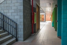 Con inversión de 9000 millones de pesos, alcalde Alejandro Eder entregó renovada sede educativa en la Comuna 8 de Cali