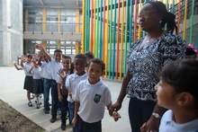 Con inversión de 9000 millones de pesos, alcalde Alejandro Eder entregó renovada sede educativa en la Comuna 8 de Cali
