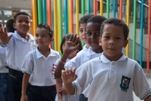 Con inversión de 9000 millones de pesos, alcalde Alejandro Eder entregó renovada sede educativa en la Comuna 8 de Cali