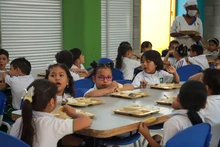 Con inversión de 9000 millones de pesos, alcalde Alejandro Eder entregó renovada sede educativa en la Comuna 8 de Cali