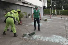 Tras atentado en la Base Aérea, labores de limpieza se extienden por más de ocho horas bajo directriz del alcalde Alejandro Eder