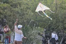 El ‘Festival de Cometas Sostenible’ volvió a llenar de colores un parque recuperado en el norte de Cali