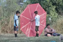 El ‘Festival de Cometas Sostenible’ volvió a llenar de colores un parque recuperado en el norte de Cali