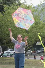 El ‘Festival de Cometas Sostenible’ volvió a llenar de colores un parque recuperado en el norte de Cali