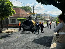 Comuna 18 saldrá del abandono; este 2025 la Alcaldía Eder pavimentará 10 tramos viales críticos solicitados por la ciudadanía
