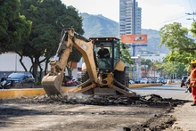Comuna 18 saldrá del abandono; este 2025 la Alcaldía Eder pavimentará 10 tramos viales críticos solicitados por la ciudadanía