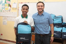 66 jóvenes y adultos de la IEO de Santa Librada recibieron kits escolares