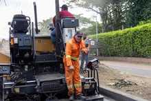 La Alcaldía de Santiago de Cali, liderada por el alcalde Alejandro Eder, continúa trabajando de manera integral en la carrera octava, frente a la Base Aérea, llevando soluciones en materia de recuperación de la malla vial.