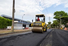La Alcaldía de Santiago de Cali, liderada por el alcalde Alejandro Eder, continúa trabajando de manera integral en la carrera octava, frente a la Base Aérea, llevando soluciones en materia de recuperación de la malla vial.