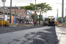 La Alcaldía de Santiago de Cali, liderada por el alcalde Alejandro Eder, continúa trabajando de manera integral en la carrera octava, frente a la Base Aérea, llevando soluciones en materia de recuperación de la malla vial.