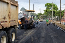 La Alcaldía de Santiago de Cali, liderada por el alcalde Alejandro Eder, continúa trabajando de manera integral en la carrera octava, frente a la Base Aérea, llevando soluciones en materia de recuperación de la malla vial.