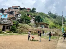 Comunidad y Alcaldía de Cali recuperan una quebrada en zona de ladera
