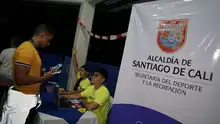 Caleños reclamaron sus pines en el Parque del Avión y están listos para la ‘Carrera La Isla RUN 4.2K’ 