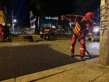 Cuadrilla nocturna de la Secretaría de Infraestructura atendió daño en vía que generaba riesgo en el barrio Villa del Sur 