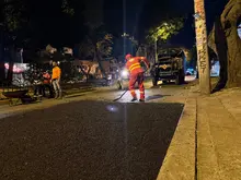 Cuadrilla nocturna de la Secretaría de Infraestructura atendió daño en vía que generaba riesgo en el barrio Villa del Sur 