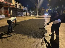 Cuadrilla nocturna de la Secretaría de Infraestructura atendió daño en vía que generaba riesgo en el barrio Villa del Sur 