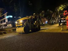 Cuadrilla nocturna de la Secretaría de Infraestructura atendió daño en vía que generaba riesgo en el barrio Villa del Sur 