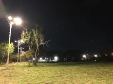Cali le gana terreno al abandono: Alcaldía y Emcali iluminan lote recuperado en el norte de la ciudad