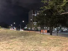 Cali le gana terreno al abandono: Alcaldía y Emcali iluminan lote recuperado en el norte de la ciudad