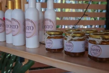 Del dolor a la dulzura de la miel: la historia de ‘Santo Ancestral’, un emprendimiento sostenible que florece con las abejas