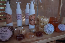 Del dolor a la dulzura de la miel: la historia de ‘Santo Ancestral’, un emprendimiento sostenible que florece con las abejas