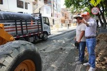 Cali sale del abandono: trabajos de recuperación de malla vial de la Comuna 17 avanzan a toda máquina