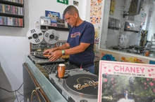 Cali Vynil: donde el sonido del vinilo revive el alma salsera del barrio Obrero