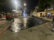 Tramo vial crítico del barrio Santa Mónica Popular fue recuperado por la cuadrilla nocturna de la Secretaría de Infraestructura