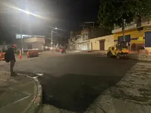 Tramo vial crítico del barrio Santa Mónica Popular fue recuperado por la cuadrilla nocturna de la Secretaría de Infraestructura