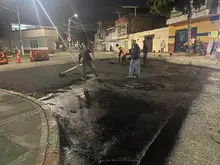 Tramo vial crítico del barrio Santa Mónica Popular fue recuperado por la cuadrilla nocturna de la Secretaría de Infraestructura