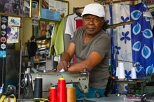 Entre hilos y salsa: la vida de Michino, el sastre del Obrero que hoy ve renacer su barrio