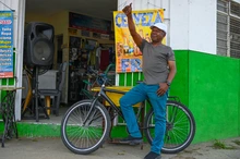 Entre hilos y salsa: la vida de Michino, el sastre del Obrero que hoy ve renacer su barrio