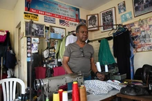Entre hilos y salsa: la vida de Michino, el sastre del Obrero que hoy ve renacer su barrio
