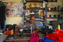Entre hilos y salsa: la vida de Michino, el sastre del Obrero que hoy ve renacer su barrio
