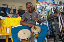 Entre hilos y salsa: la vida de Michino, el sastre del Obrero que hoy ve renacer su barrio