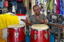 Entre hilos y salsa: la vida de Michino, el sastre del Obrero que hoy ve renacer su barrio