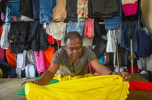 Entre hilos y salsa: la vida de Michino, el sastre del Obrero que hoy ve renacer su barrio